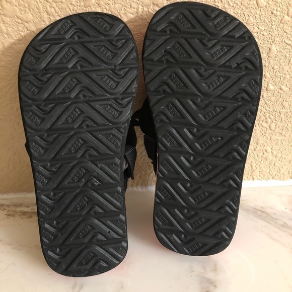 Reef Toddler 5/6 red and black shark sandals - Picture 3 of 7